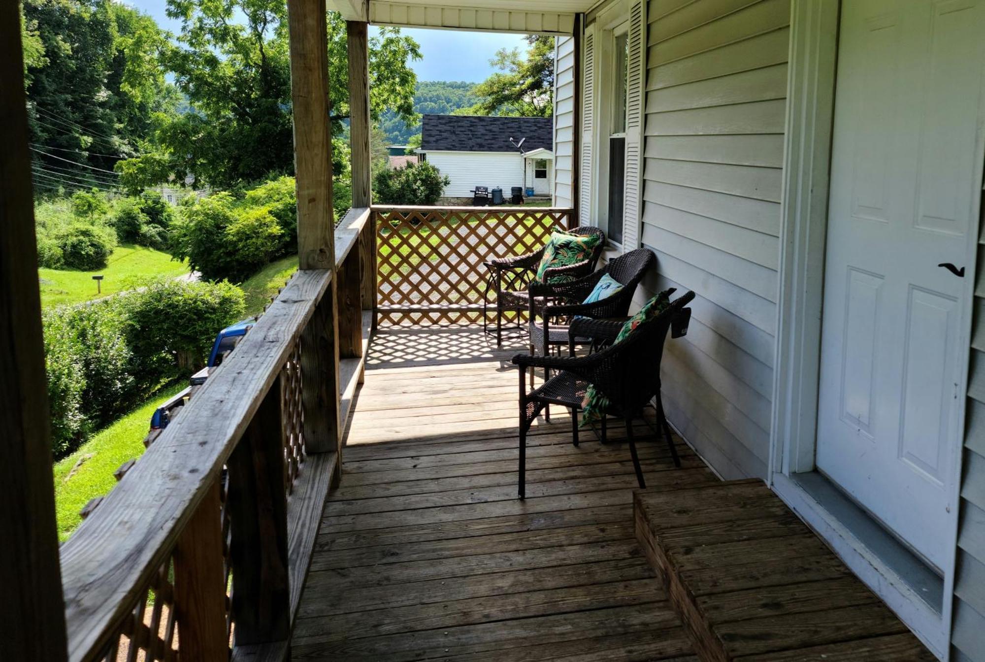 The Dragon'S Den Upstairs Room 3 Tazewell Exterior photo
